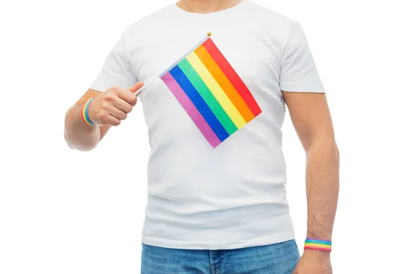 Hombre con bandera de arco iris y pulseras de orgullo gay — Foto de Stock