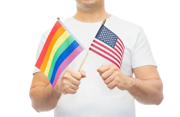 Hombre con gay orgullo arco iris y american bandera — Foto de Stock