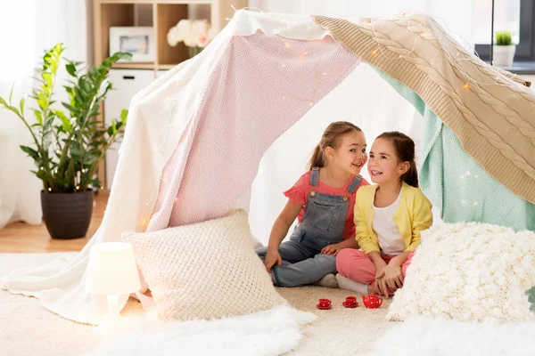 Bambina che gioca a tea party nella tenda dei bambini a casa — Foto Stock