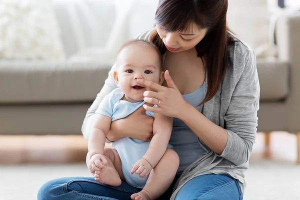 Gelukkig jong moeder met weinig baby thuis — Stockfoto