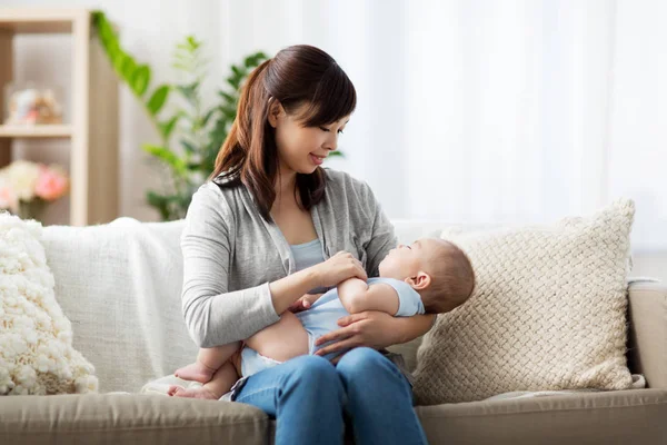 Glücklich asiatische Mutter halten schlafende Baby Junge — Stockfoto