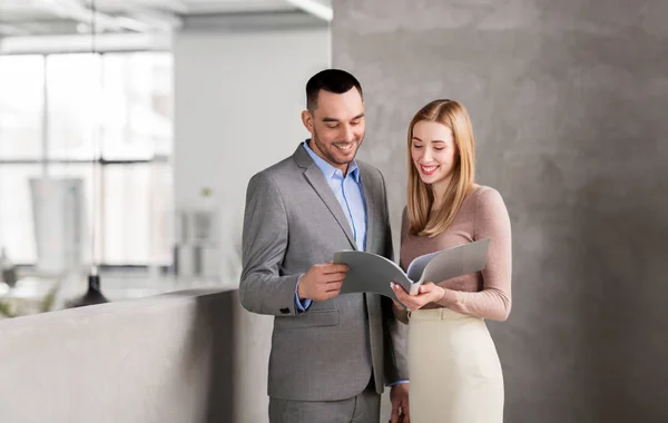 Empresaria y hombre de negocios con carpeta — Foto de Stock