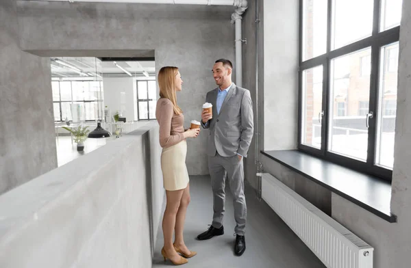 Geschäftsfrau und Geschäftsmann in der Kaffeepause — Stockfoto