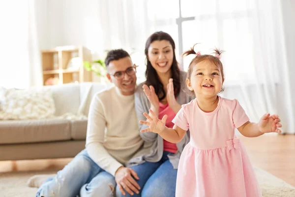 Happy babymeisje en ouders thuis — Stockfoto