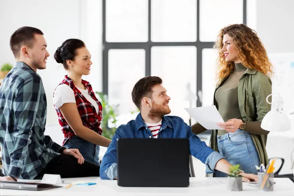 Kreativa teamet med laptop som arbetar på kontor — Stockfoto