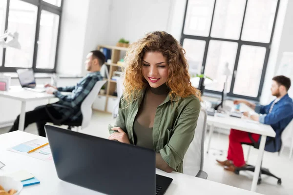 Kreativní žena s laptopem pracující v kanceláři — Stock fotografie