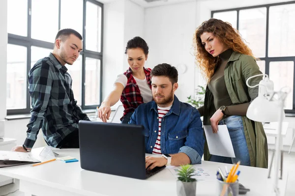 Equipo creativo que trabaja en la interfaz de usuario en la oficina — Foto de Stock