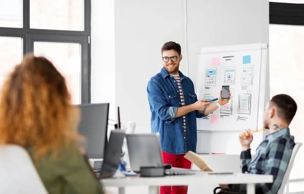 Geschäfts Technologie Und Personenkonzept Mann Zeigt Kreativem Team Bei Büropräsentation — Stockfoto