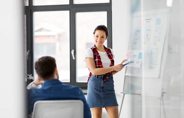 Kvinna visar TabletPC till creative team på office — Stockfoto