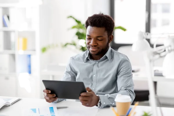 Χαμογελώντας επιχειρηματίας με το tablet pc στο γραφείο — Φωτογραφία Αρχείου