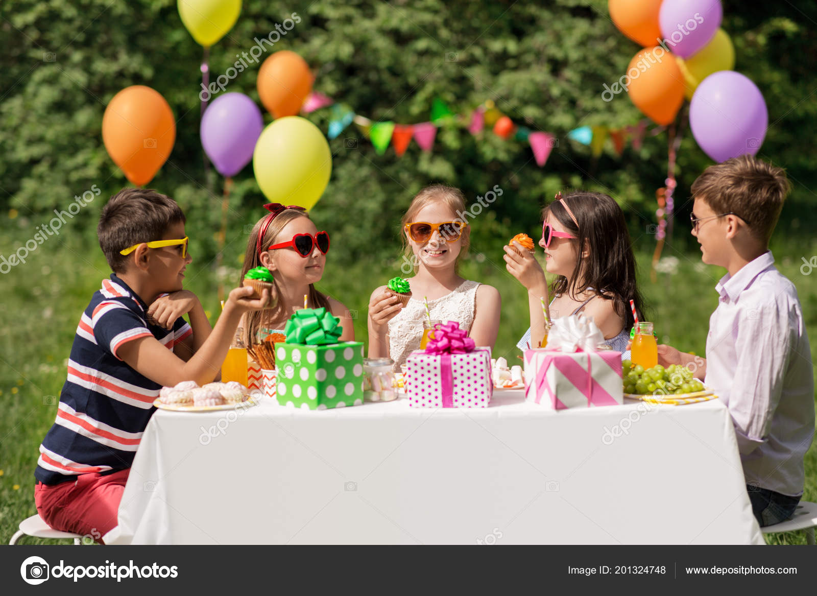 Enfants Mangeant Des Cupcakes A La Fete D Anniversaire En Ete Photographie Syda Productions C
