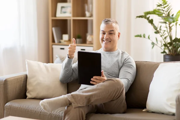 Ο άνθρωπος που έχει συνομιλία μέσω βίντεο στο tablet pc στο σπίτι — Φωτογραφία Αρχείου