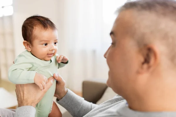 Gelukkig vader met kleine babyjongen thuis — Stockfoto