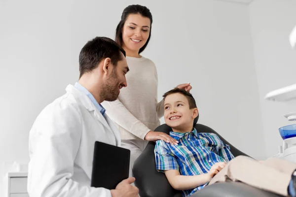 Mother and son visiting dentist at dental clinic — Stock Photo, Image