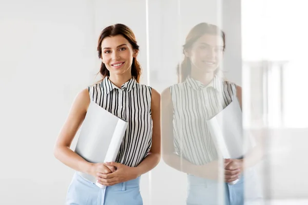 Mujer de negocios o agente inmobiliario con carpeta en la oficina — Foto de Stock