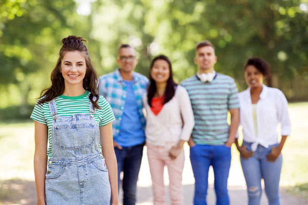 Groep gelukkig internationale vrienden buiten — Stockfoto