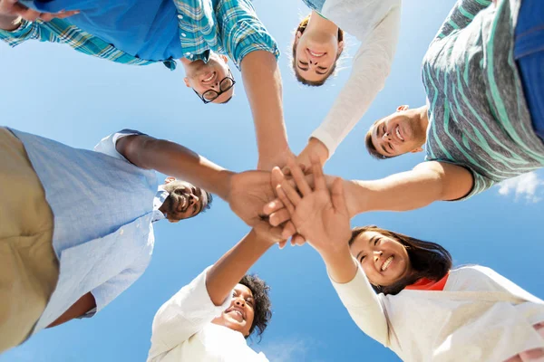 Felice sorridente amici all'aperto in piedi in cerchio — Foto Stock