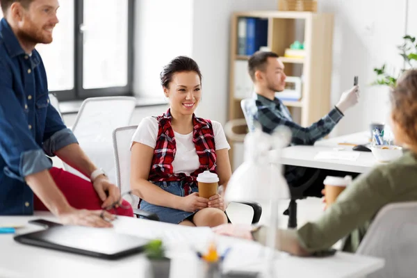 Kreativa team dricker kaffe på kontoret — Stockfoto