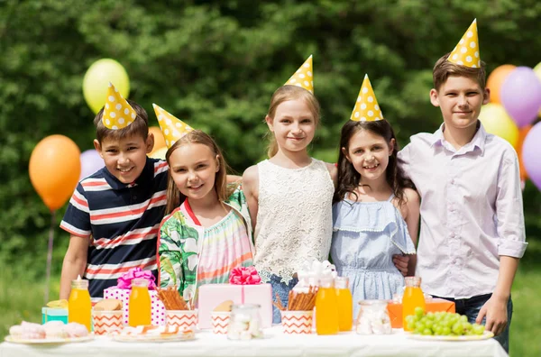 Niños felices en la fiesta de cumpleaños en el jardín de verano —  Fotos de Stock