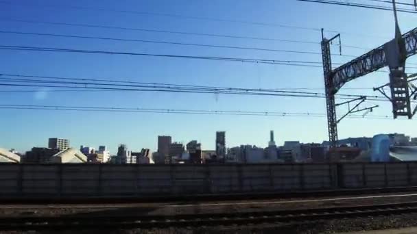 Vista para a cidade a partir de trem ou ferrovia em movimento no japão — Vídeo de Stock