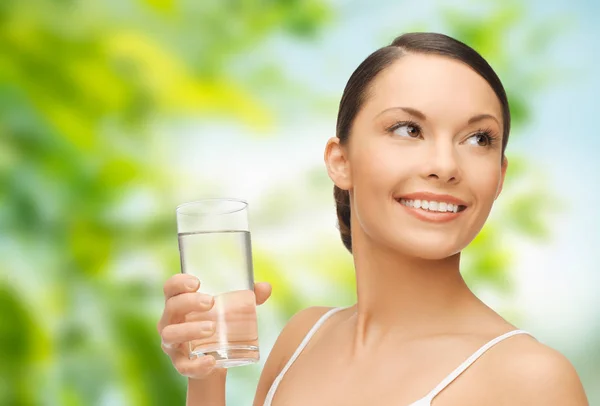 Femme avec verre d'eau — Photo