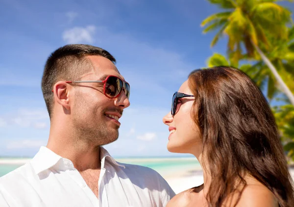 Gelukkige paar in zonnebril op tropisch strand — Stockfoto