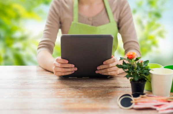 Primer plano del jardinero femenino con la PC de la tableta — Foto de Stock