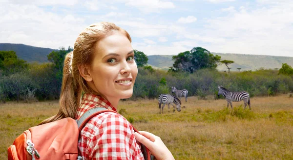 Donna felice con zaino sopra savana africana — Foto Stock