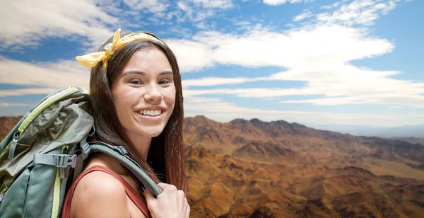 Happy woman with backpack over grand canyon — Stock Photo, Image