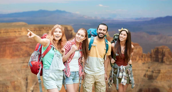 Groep vrienden met rugzakken in grand canyon — Stockfoto