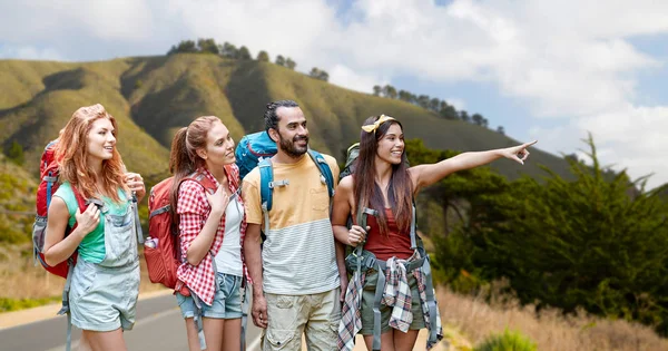 Group of friends with backpacks on big sur hills — Stock Photo, Image