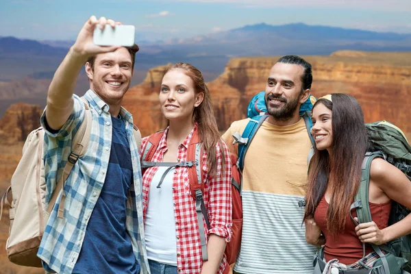 Freunde mit Rucksack machen Selfie mit dem Smartphone — Stockfoto