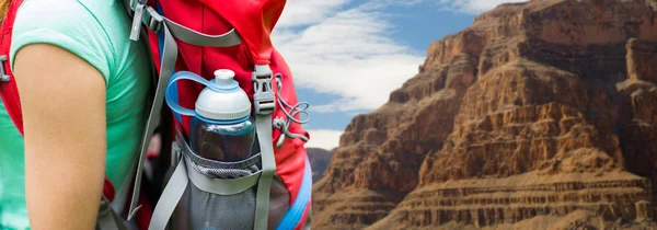 Reise Tourismus Wander Und Personenkonzept Nahaufnahme Einer Frau Mit Wasserflasche — Stockfoto