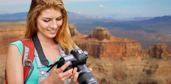 Kobieta z plecaka i aparatu w grand canyon — Zdjęcie stockowe