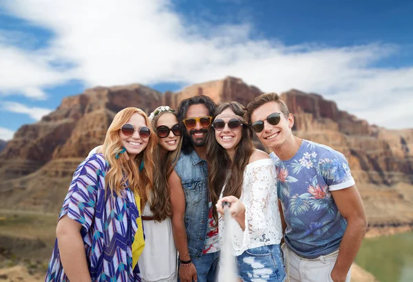Friends taking selfie by monopod at grand canyon — Stock Photo, Image