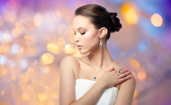 Hermosa mujer con pendiente, anillo y colgante — Foto de Stock
