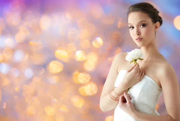 Beautiful asian woman with flower and jewelry — Stock Photo, Image