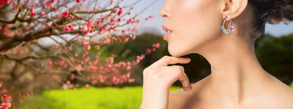 Close-up van de mooie vrouw gezicht met earring — Stockfoto