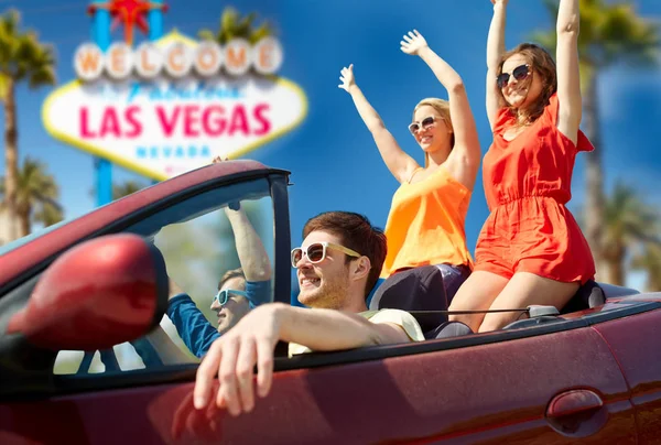 Amis conduisant en voiture convertible à las vegas — Photo