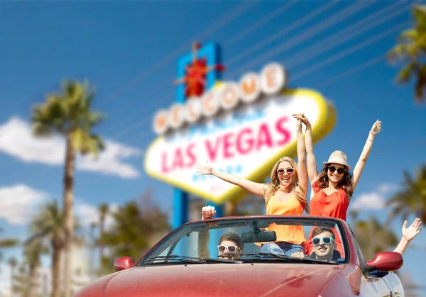 Amigos conduciendo en coche descapotable en Las Vegas — Foto de Stock