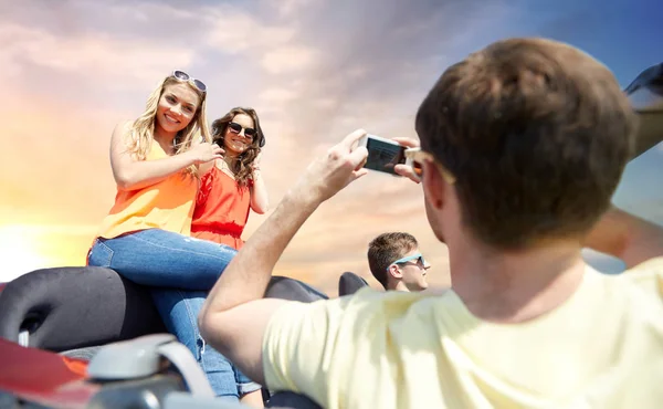 Friends photographing in convertible car — Stock Photo, Image