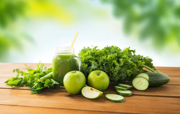 Frasco de pedreiro com suco e comida vegetal verde — Fotografia de Stock