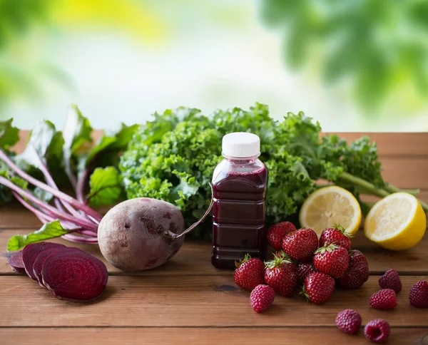 Bottiglia con succo di barbabietola, frutta e verdura — Foto Stock