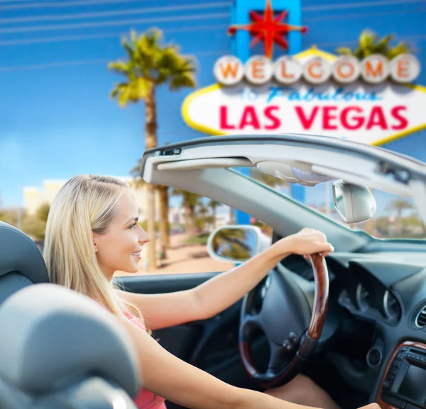 Mujer feliz conduciendo un coche descapotable en Las Vegas — Foto de Stock