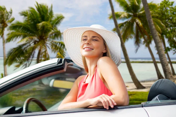 Ευτυχισμένος νεαρή γυναίκα σε μετατρέψιμο αυτοκίνητο πάνω από την παραλία — Φωτογραφία Αρχείου