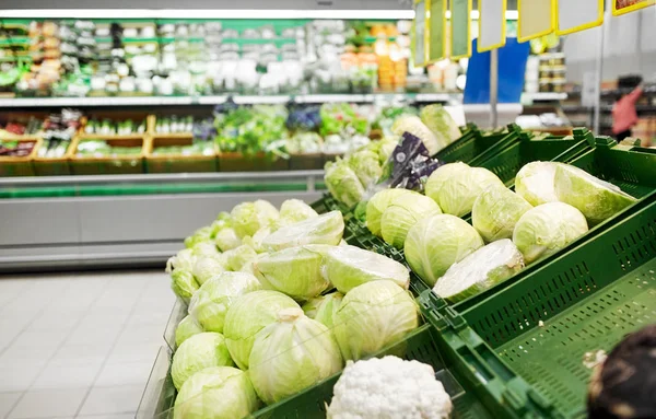 Großaufnahme von Kohl im Lebensmittelgeschäft oder auf dem Markt — Stockfoto