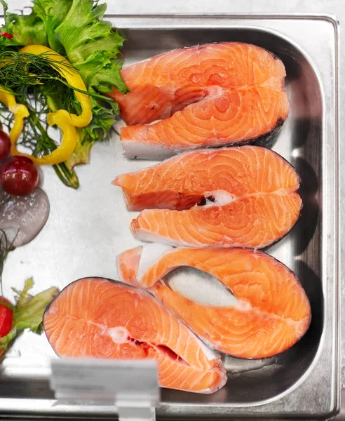 Филе лосося в металлическом подносе на льду в продуктовом магазине — стоковое фото