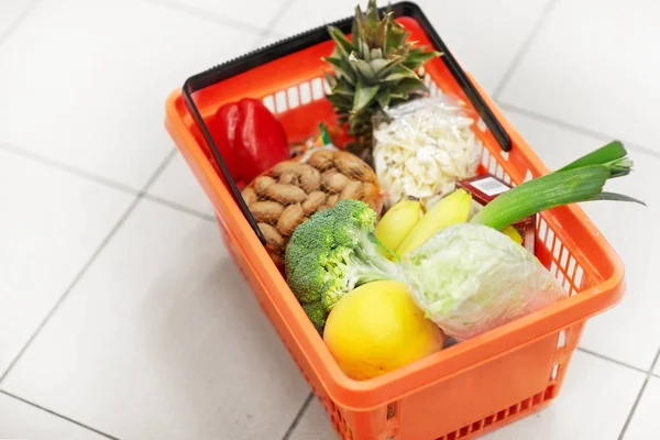 Food basket on grocery or supermarket floor — Stock Photo, Image