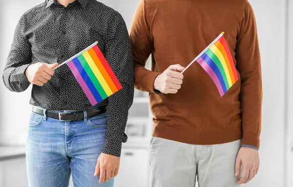 Primer plano de pareja masculina con banderas de orgullo gay —  Fotos de Stock