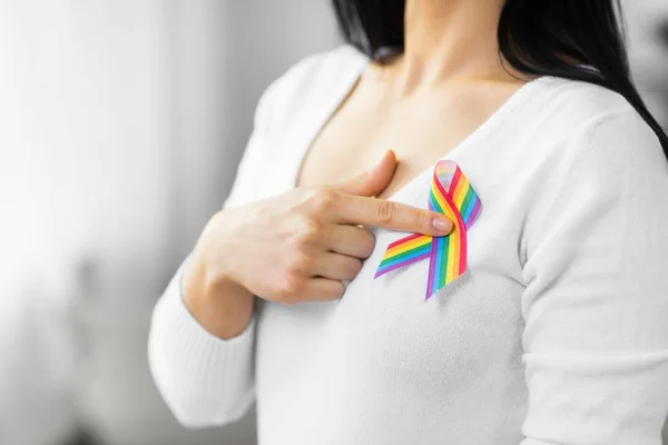 Donna con gay orgoglio consapevolezza nastro su il suo petto — Foto Stock
